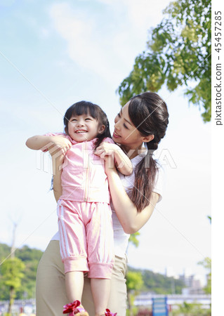 mother and daughter 45457285