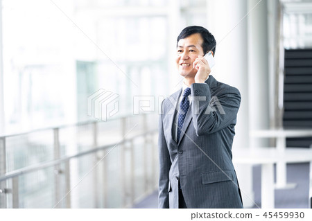 打電話的中間辦公室工作者人 45459930