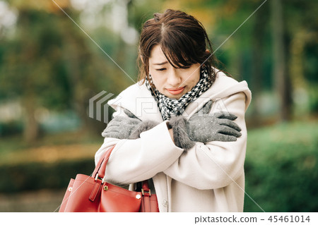 日本女人穿著外套冷顫冷顫發冷 45461014