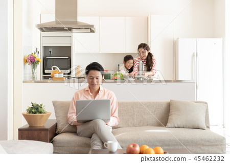 家庭,父母和孩子,微笑,孩子,沙發 家庭,父母和孩子,微笑,孩子,沙發 45462232