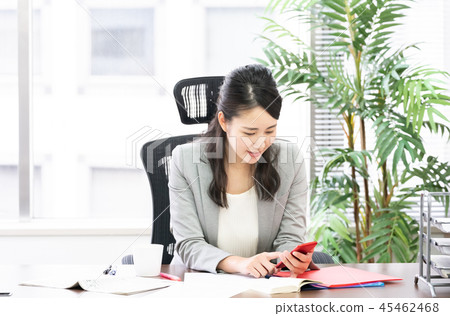審查在智能手機的婦女英國詞 審查在智能手機的婦女英國詞 45462468