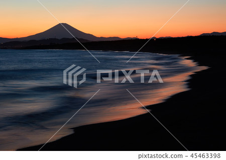 湘南風景茅崎海灘富士剪影 45463398
