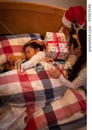 Family, Girl, Christmas, Bed, Presents Family, Girl, Christmas, Bed, Presents 45463548