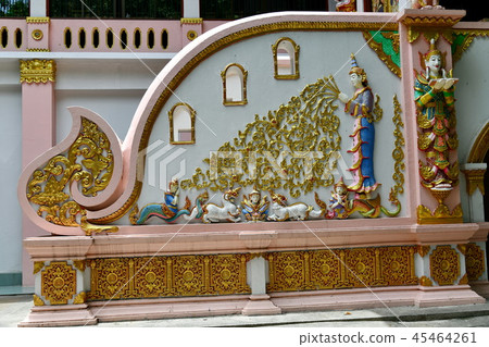 Bright colors on stucco motifs. 45464261