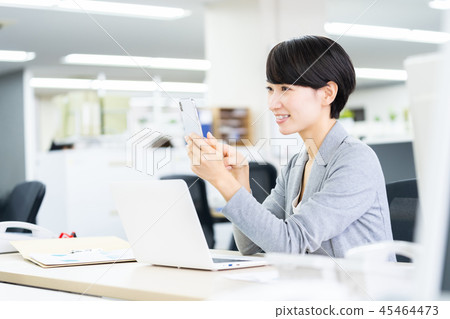操作智能手機女商人女性辦公室工作者辦公室圖像企業圖像的女商人 操作智能手機女商人女性辦公室工作者辦公室圖像企業圖像的女商人 45464473