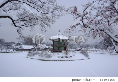 Winter landscape of Kyeongbok Palace Winter landscape of Kyeongbok Palace 45464500