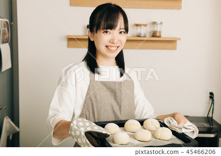 有烘烤板的年輕主婦 45466206