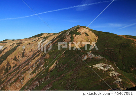 Tohoku Iidoseki Mountain Road to the top of Ieyutoyama Overlooking the mountaintop from the cabin ridgeline Tohoku Iidoseki Mountain Road to the top of Ieyutoyama Overlooking the mountaintop from the cabin ridgeline 45467091