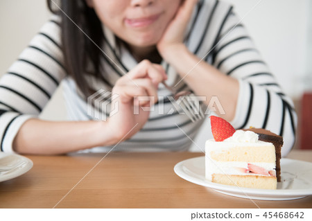 吃甜點的年輕日本婦女 45468642