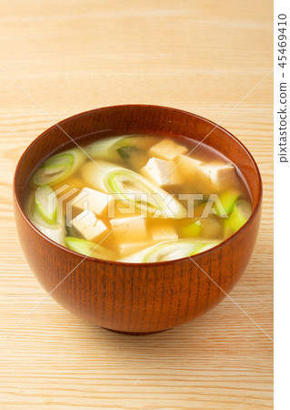 Miso soup with green onion and tofu 45469410