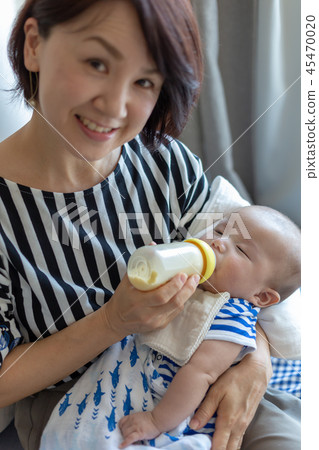 Smiling newborn baby and mother Smiling newborn baby and mother 45470020