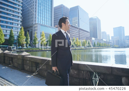 Business people walking 45470226