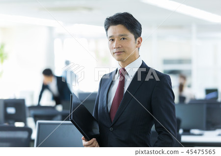 middle businessman 45475565