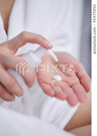 Cream on the women hand. Cream on the women hand. 45475950