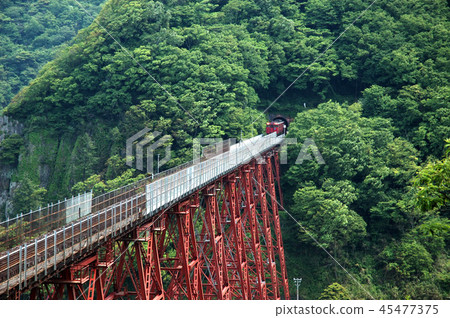 火車離開兵庫縣三方郡上町舊 Amarube 高架橋隧道 45477375