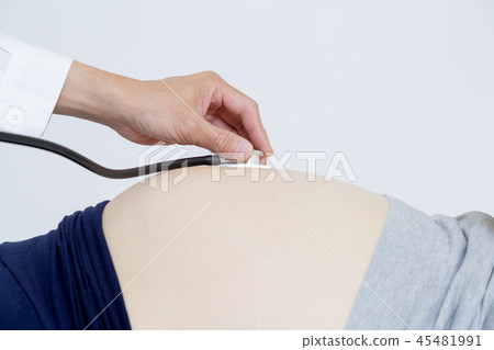 醫生的手用聽診器檢查孕婦的大肚子 醫生的手用聽診器檢查孕婦的大肚子 45481991