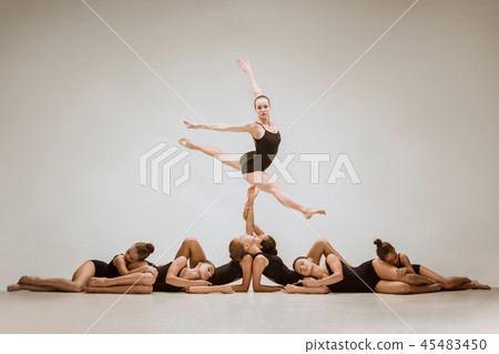 The group of modern ballet dancers 45483450