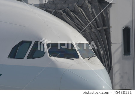 停放的飛機和登機橋 45488151