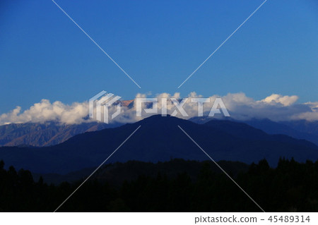 東北晚秋從西會津町景觀與雲和Iideo山脈 東北晚秋從西會津町景觀與雲和Iideo山脈 45489314