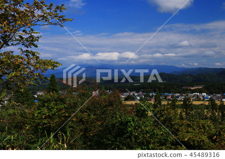 東北晚秋從西會津町景觀與雲和Iideo山脈 東北晚秋從西會津町景觀與雲和Iideo山脈 45489316