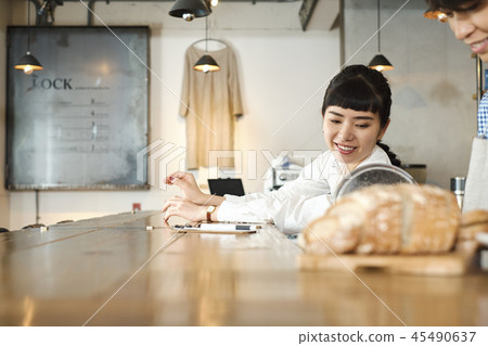 在一家咖啡館工作的員工 在一家咖啡館工作的員工 45490637