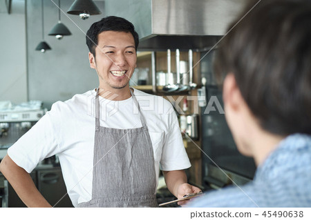 在一家咖啡館工作的員工 45490638