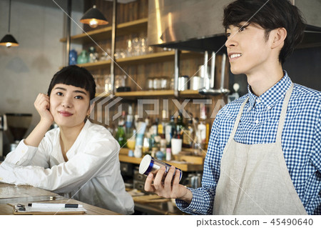 在一家咖啡館工作的員工 45490640