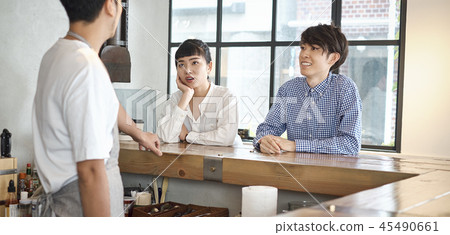 A couple to relax at a cafe 45490661