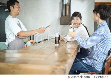 A couple to relax at a cafe 45490665