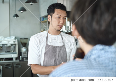 在一家咖啡館工作的員工 在一家咖啡館工作的員工 45490707