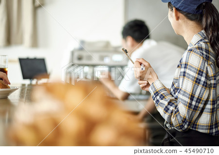 在一家咖啡館工作的員工 在一家咖啡館工作的員工 45490710