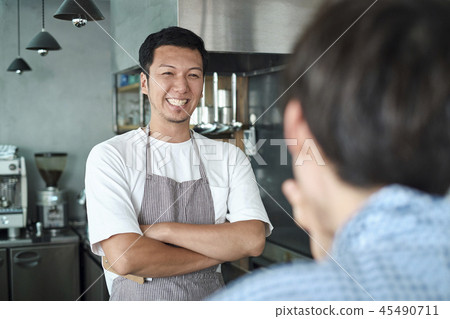 在一家咖啡館工作的員工 45490711