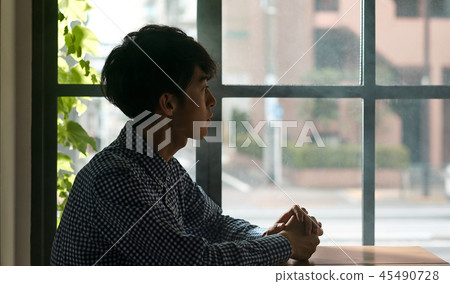 放鬆在咖啡館的一個人 45490728