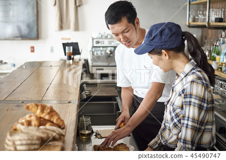 在一家咖啡館工作的員工 在一家咖啡館工作的員工 45490747