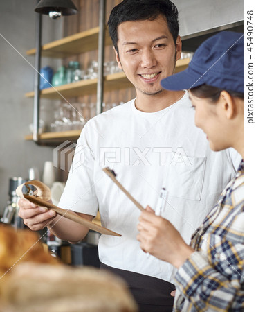 在一家咖啡館工作的員工 45490748
