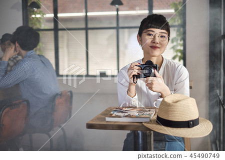 放鬆在咖啡館的婦女 45490749