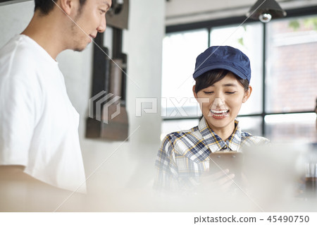 在一家咖啡館工作的員工 在一家咖啡館工作的員工 45490750