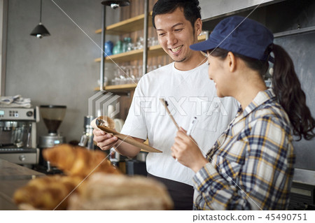 在一家咖啡館工作的員工 45490751