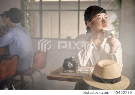 放鬆在咖啡館的婦女 放鬆在咖啡館的婦女 45490789