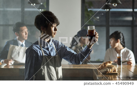 在一家咖啡館工作的員工 在一家咖啡館工作的員工 45490949