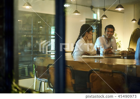 一對夫婦在咖啡館放鬆 45490973