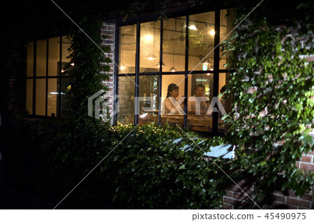 A couple to relax at a cafe 45490975