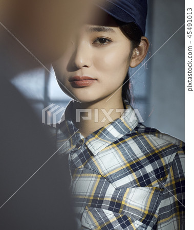 Staff working at a cafe 45491013