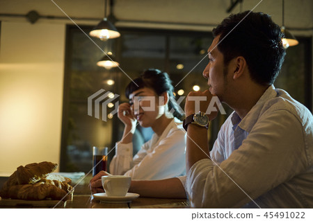 A couple to relax at a cafe 45491022