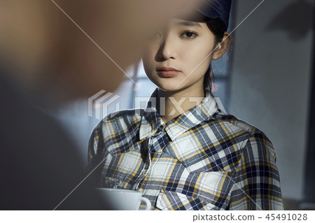 在一家咖啡館工作的員工 45491028