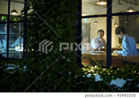 A couple to relax at a cafe 45491030