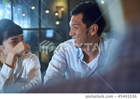 A couple to relax at a cafe 45491036