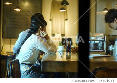 A couple to relax at a cafe 45491041