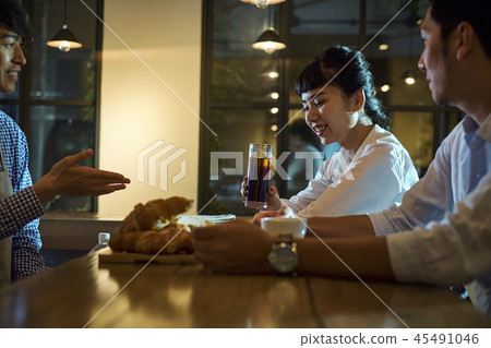 A couple to relax at a cafe 45491046