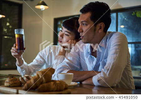 A couple to relax at a cafe 45491050